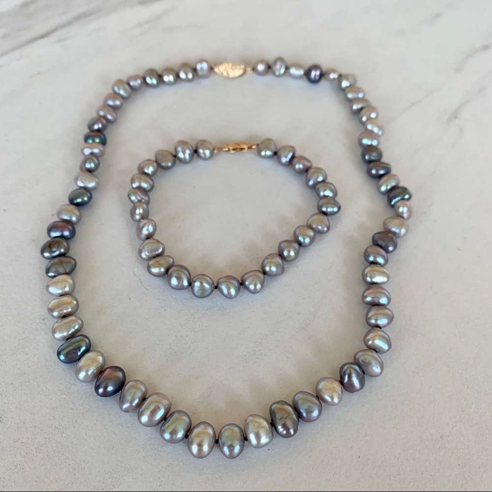Freshwater pearl necklace and bracelet set
